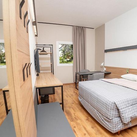 Hotel 10 ג'וינוויל מראה חיצוני תמונה