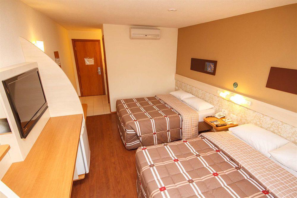 Hotel 10 ג'וינוויל מראה חיצוני תמונה