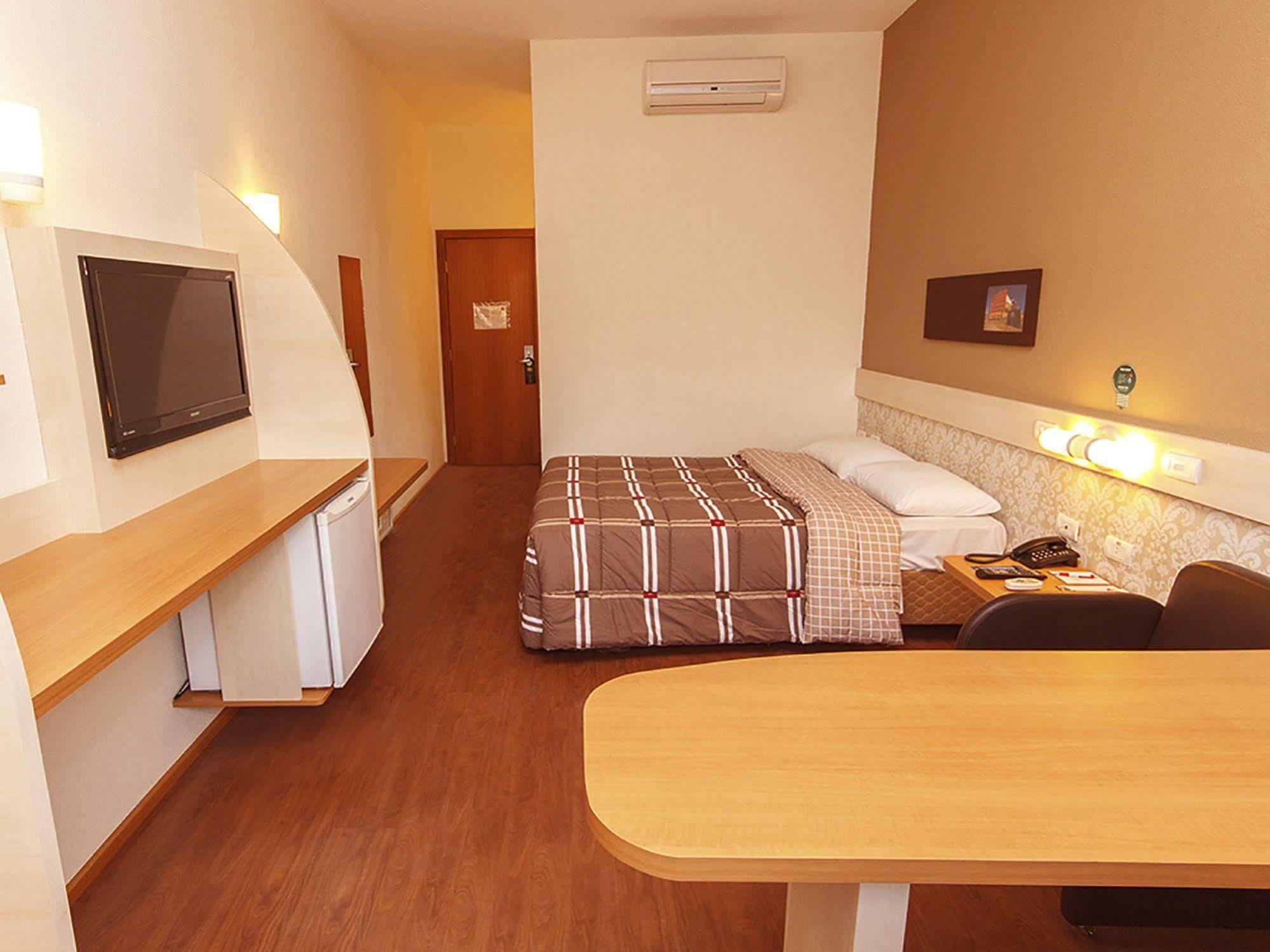 Hotel 10 ג'וינוויל מראה חיצוני תמונה
