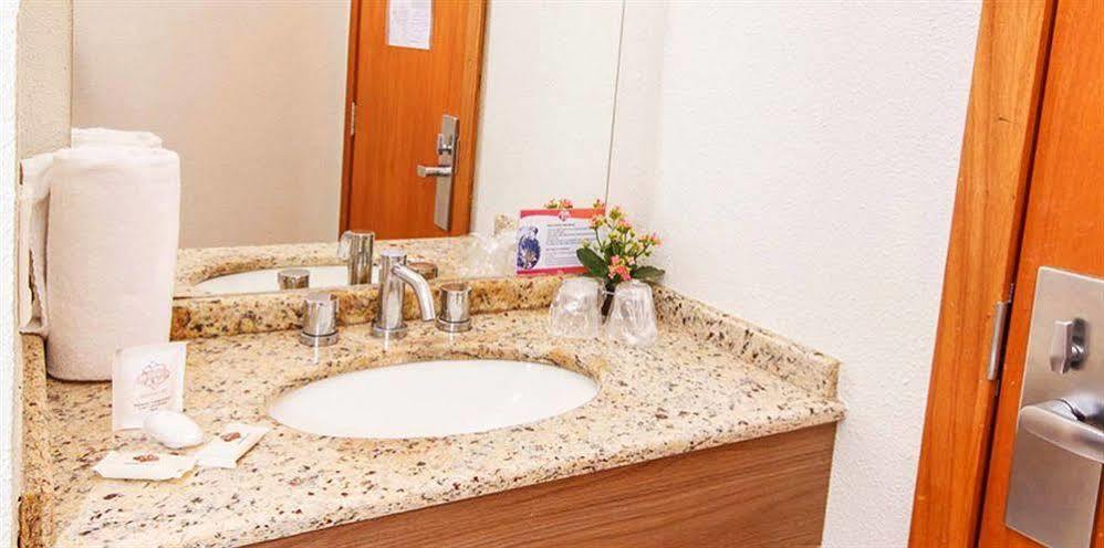 Hotel 10 ג'וינוויל מראה חיצוני תמונה